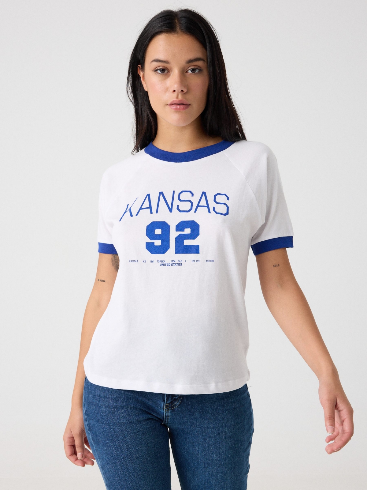 T-shirt com estampa do Kansas azul vista meia frontal