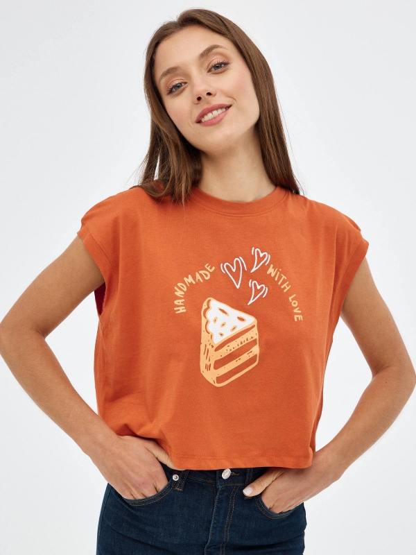 T-shirt gráfica laranja terracota vista meia frontal