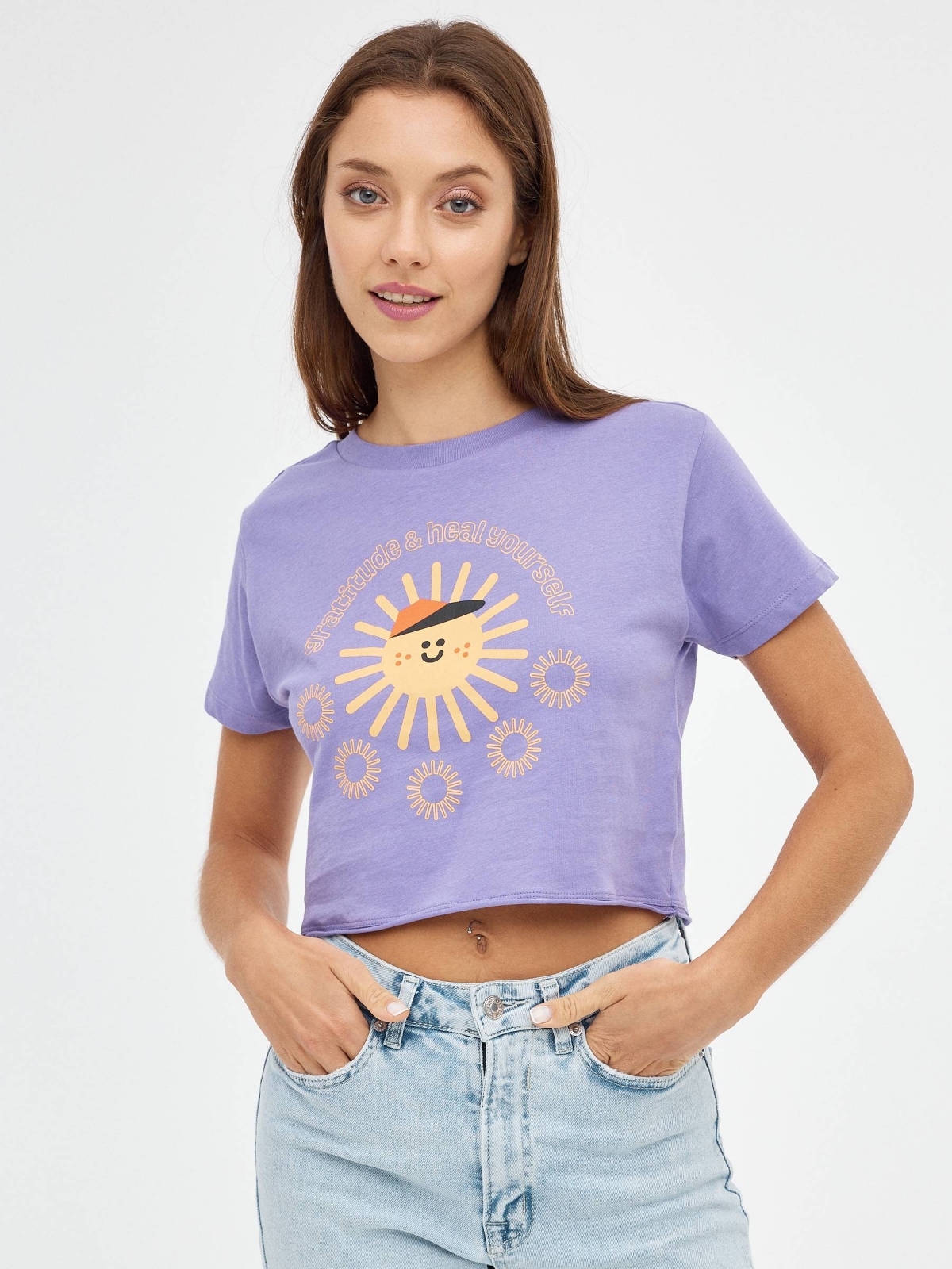 Camiseta crop morada lila vista media frontal