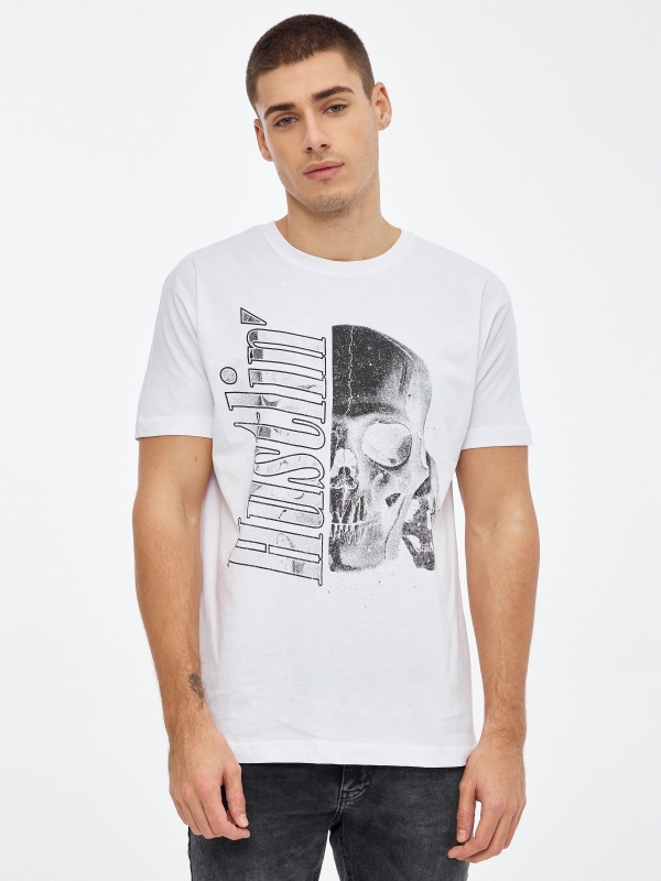T-shirt com crânio impresso branco vista meia frontal