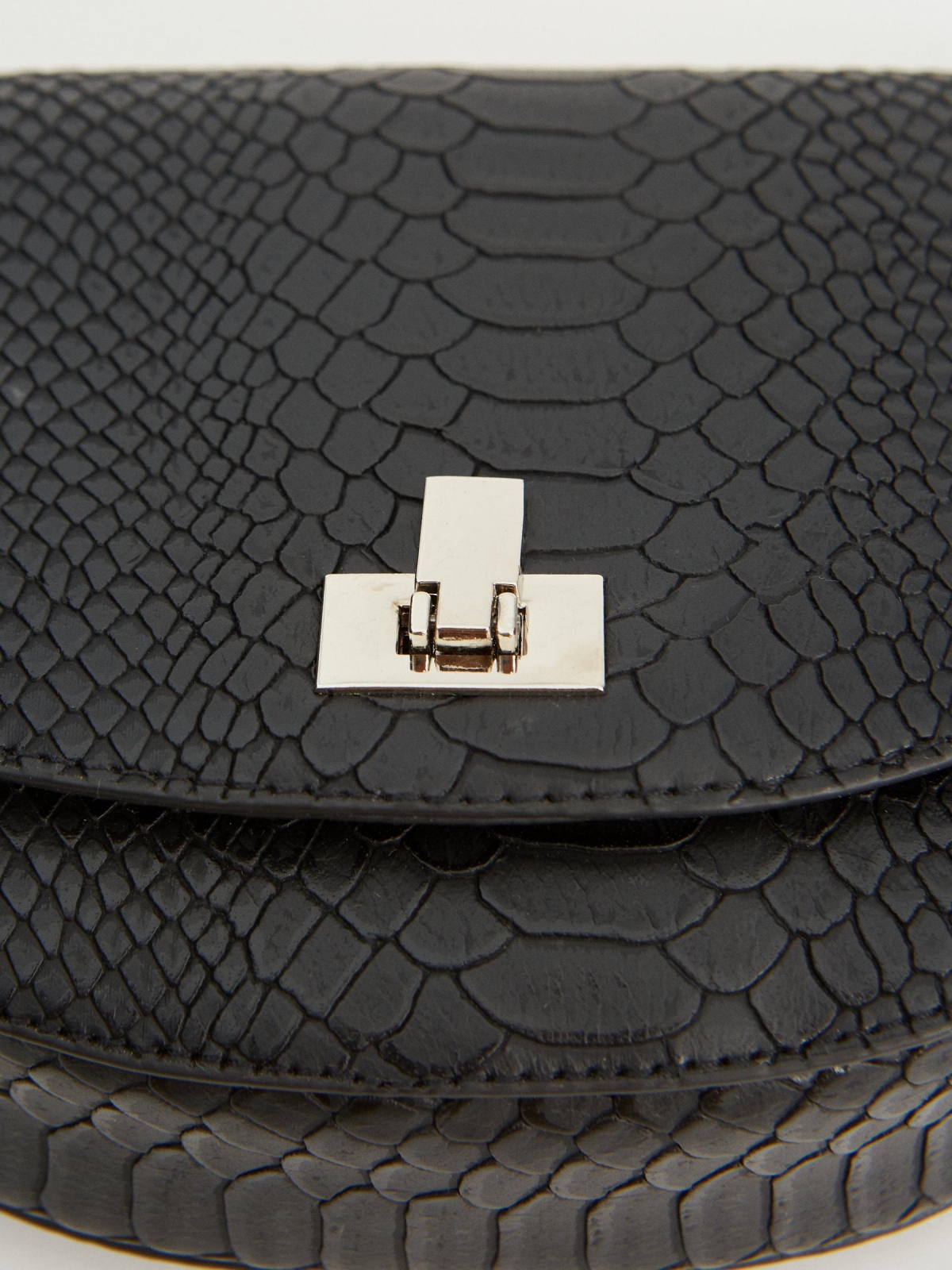 Engraved shoulder bag black detail view