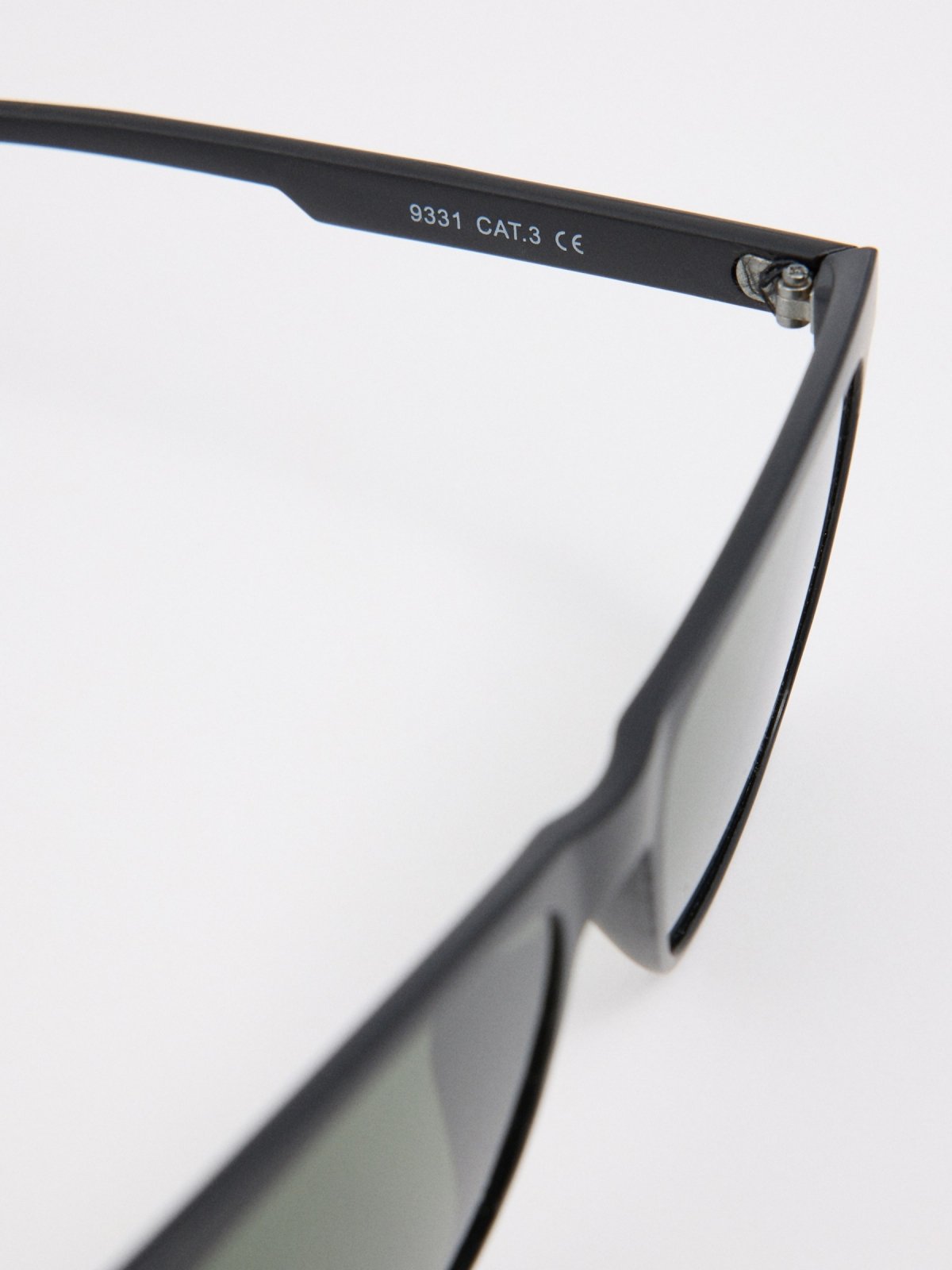 Gafas de sol montura cuadrada negro vista detalle