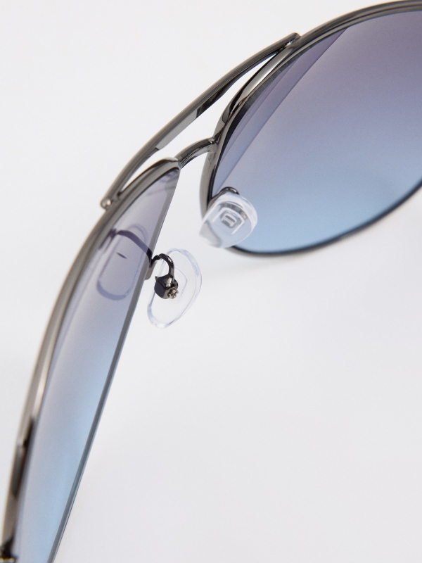 Óculos de sol metálicos de aviador azul vista detalhe