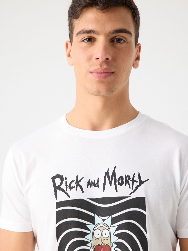 T-shirt com estampa Rick branco vista detalhe