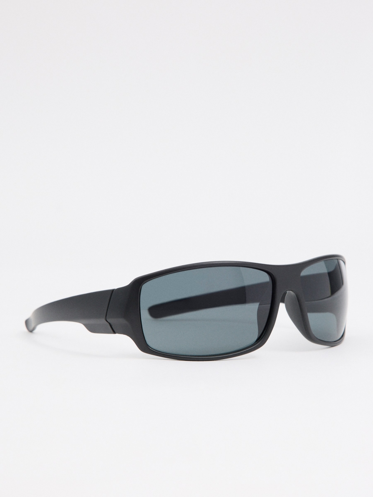 Óculos de sol com moldura preto primeiro plano com modelo