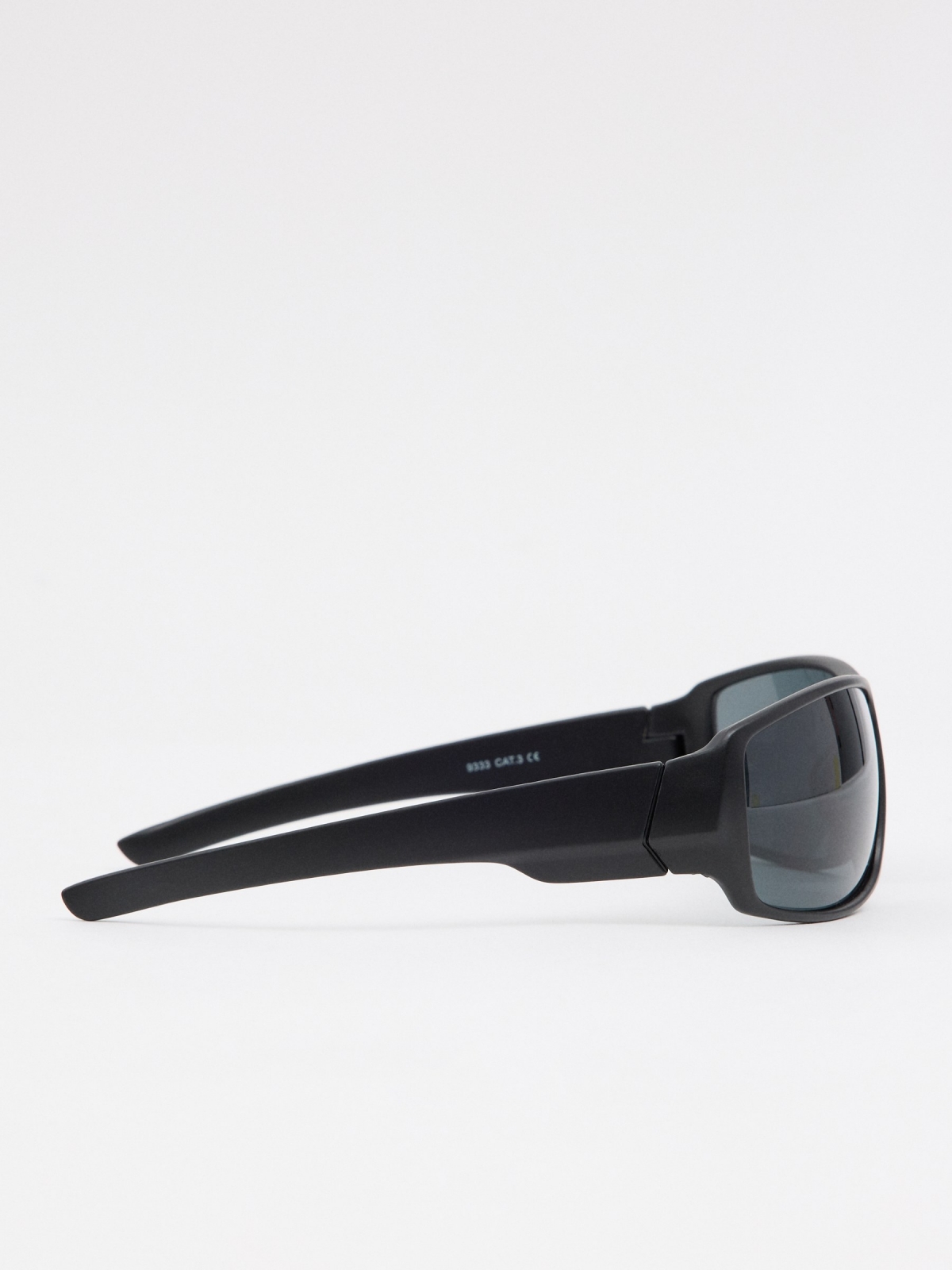 Gafas de sol montura negro vista detalle