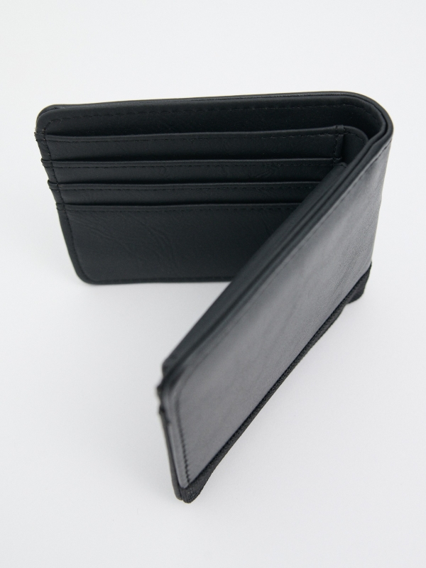 Carteira efeito couro com aplicativo preto vista lateral 45º