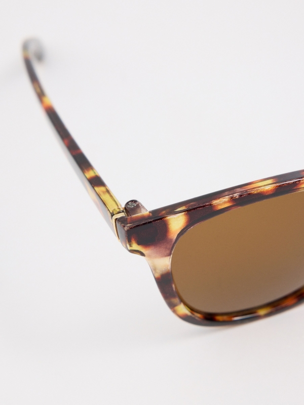 Óculos de sol moldura tartaruga marrom claro vista detalhe