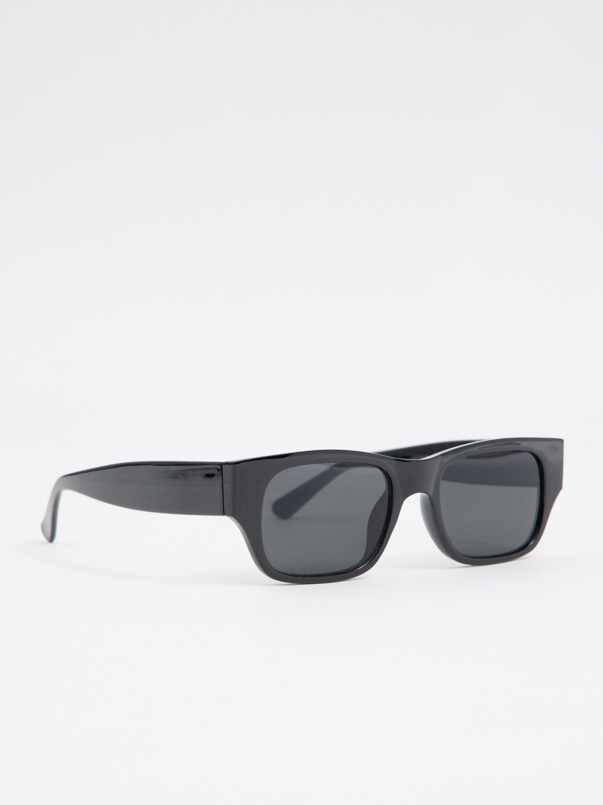 Óculos de sol com armação preta preto primeiro plano com modelo