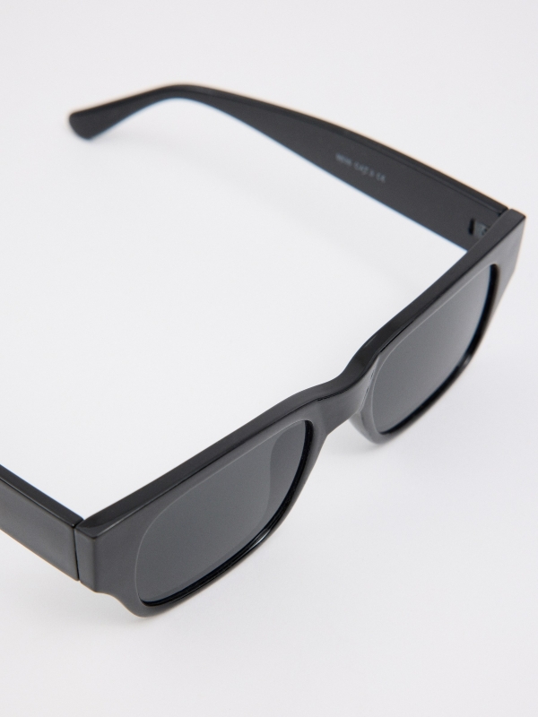 Óculos de sol com armação preta preto vista detalhe