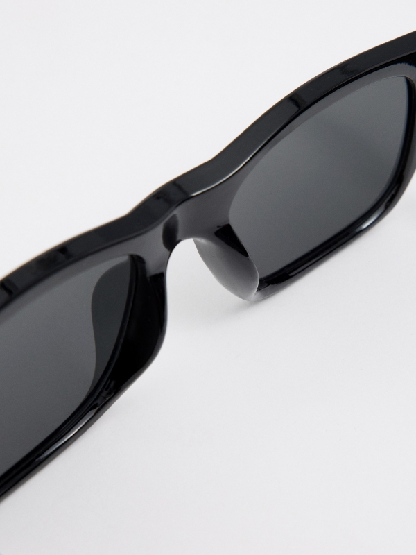 Óculos de sol com armação preta preto vista detalhe