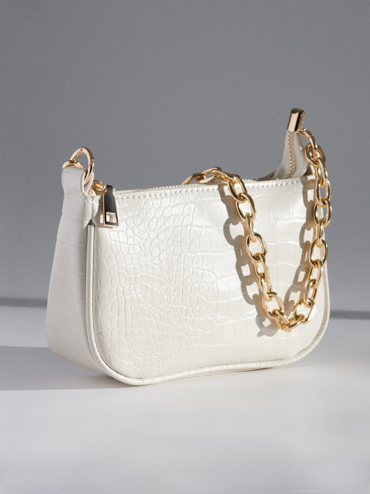 Chain effect leather bag off white 45º side view
