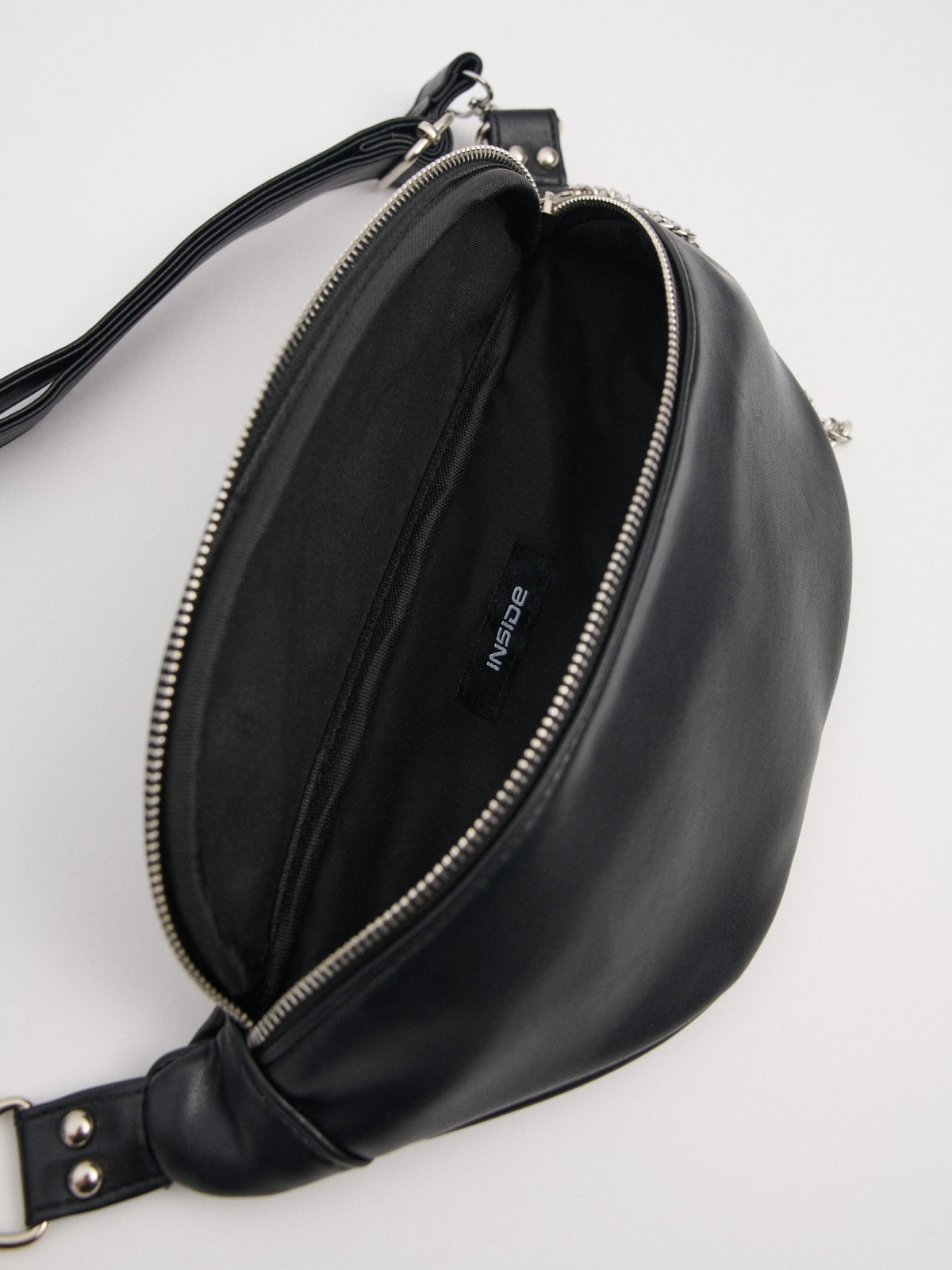Bolsa de cinto de couro sintético com correntes preto vista detalhe