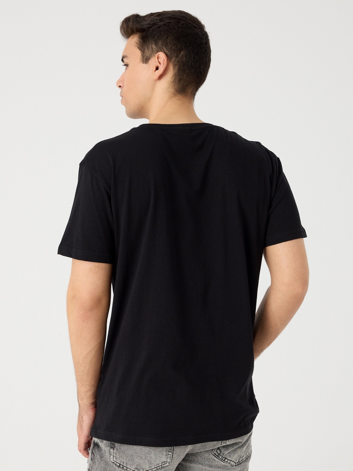 T-shirt com estampa Rick preto vista meia traseira