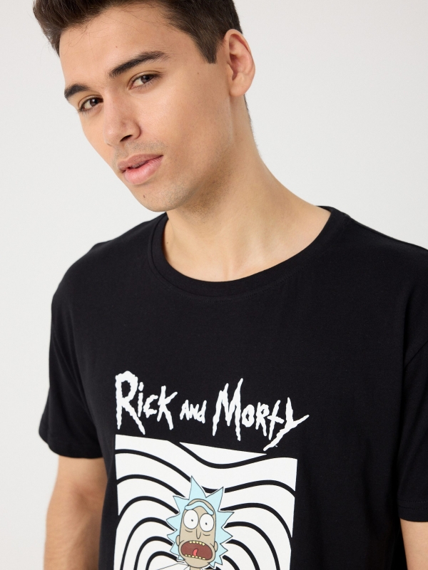 T-shirt com estampa Rick preto vista detalhe