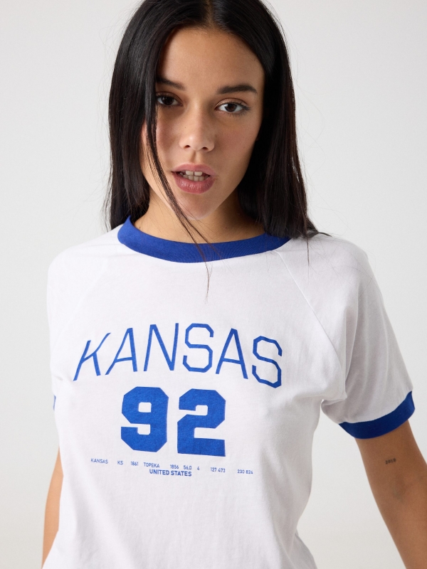 T-shirt com estampa do Kansas azul vista detalhe