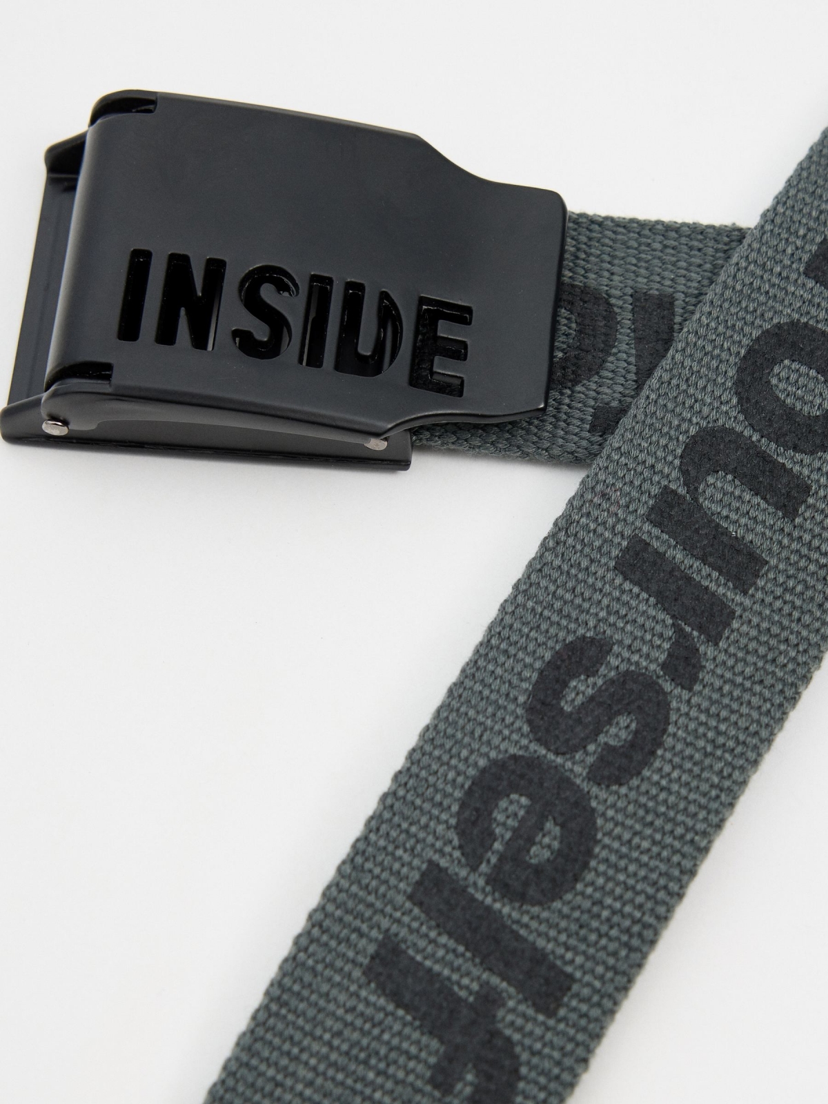Cinturón lona hebilla metálica grabada gris oscuro vista detalle