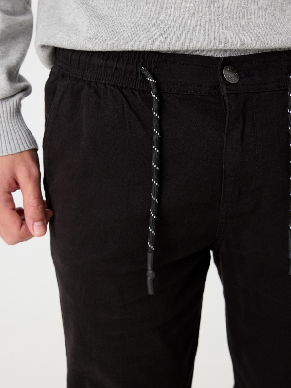 Pantalón jogger anudado negro vista detalle