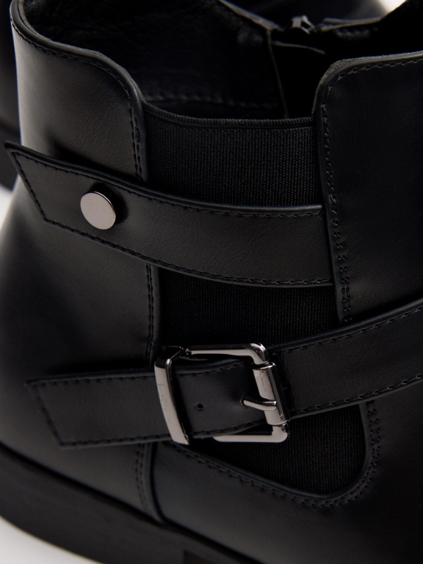 Clássica bota elástica de tornozelo com fivelas cruzadas vista detalhe