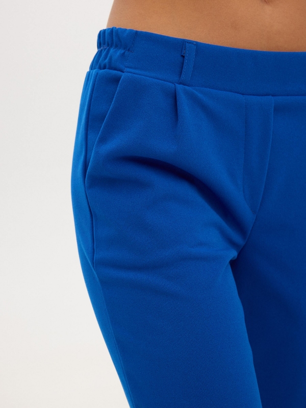Pantalón jogger azul vista detalle
