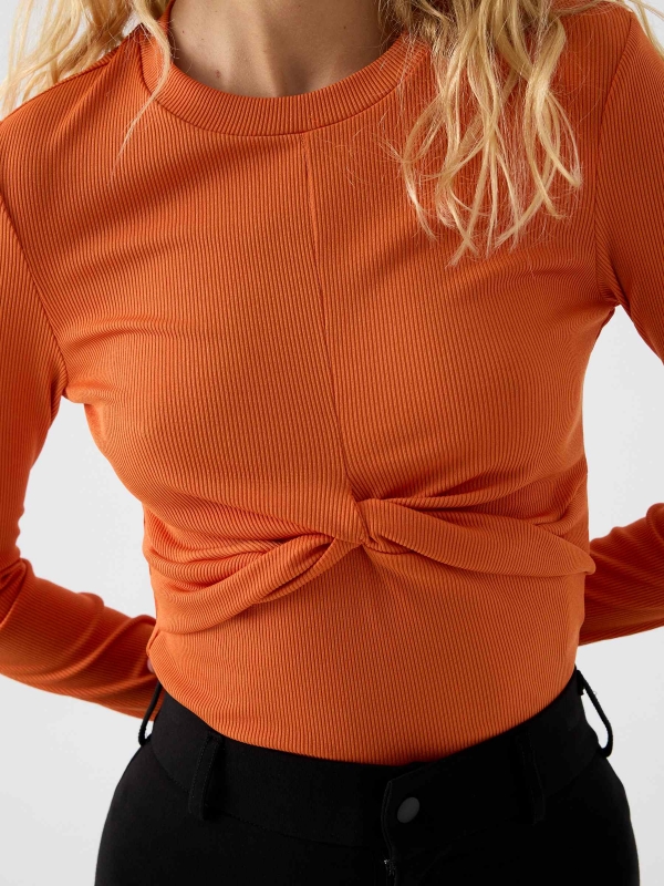 T-shirt canelada com nó franzido laranja vista detalhe