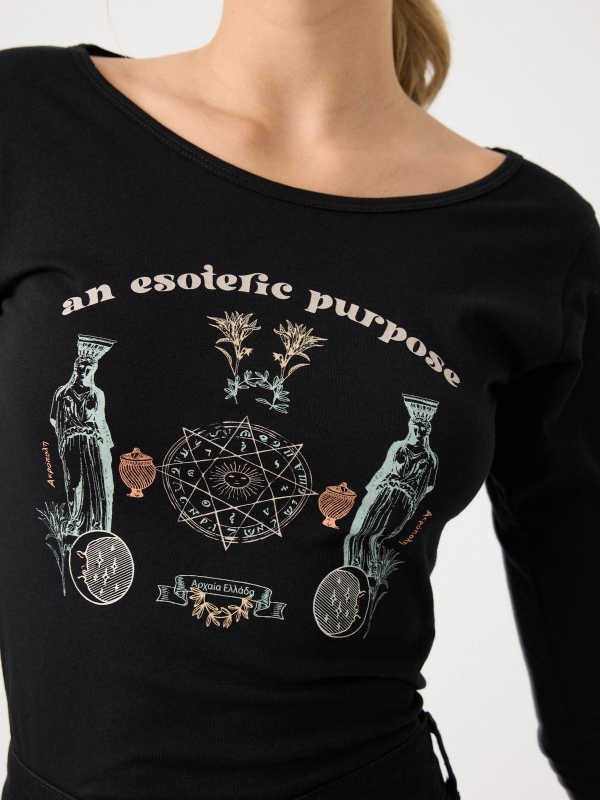 Camiseta manga larga print esotérico negro vista detalle