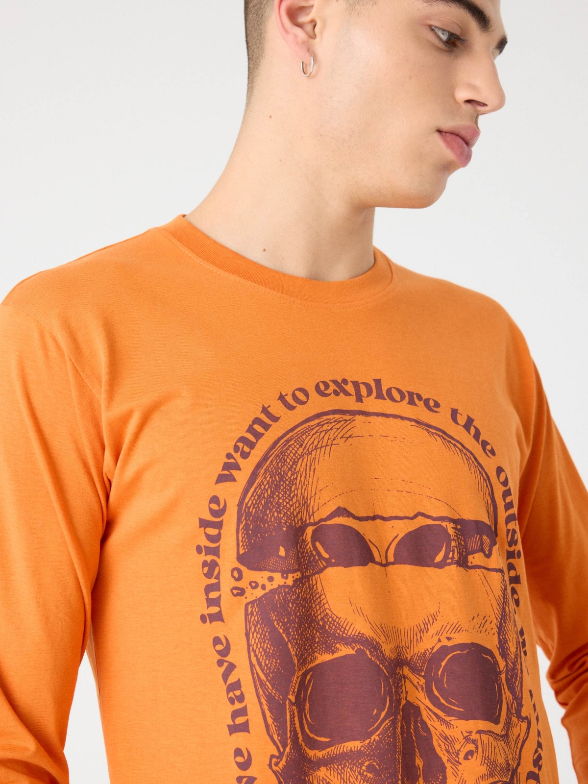 T-shirt de estampagem de crânios alienígenas terracota vista detalhe