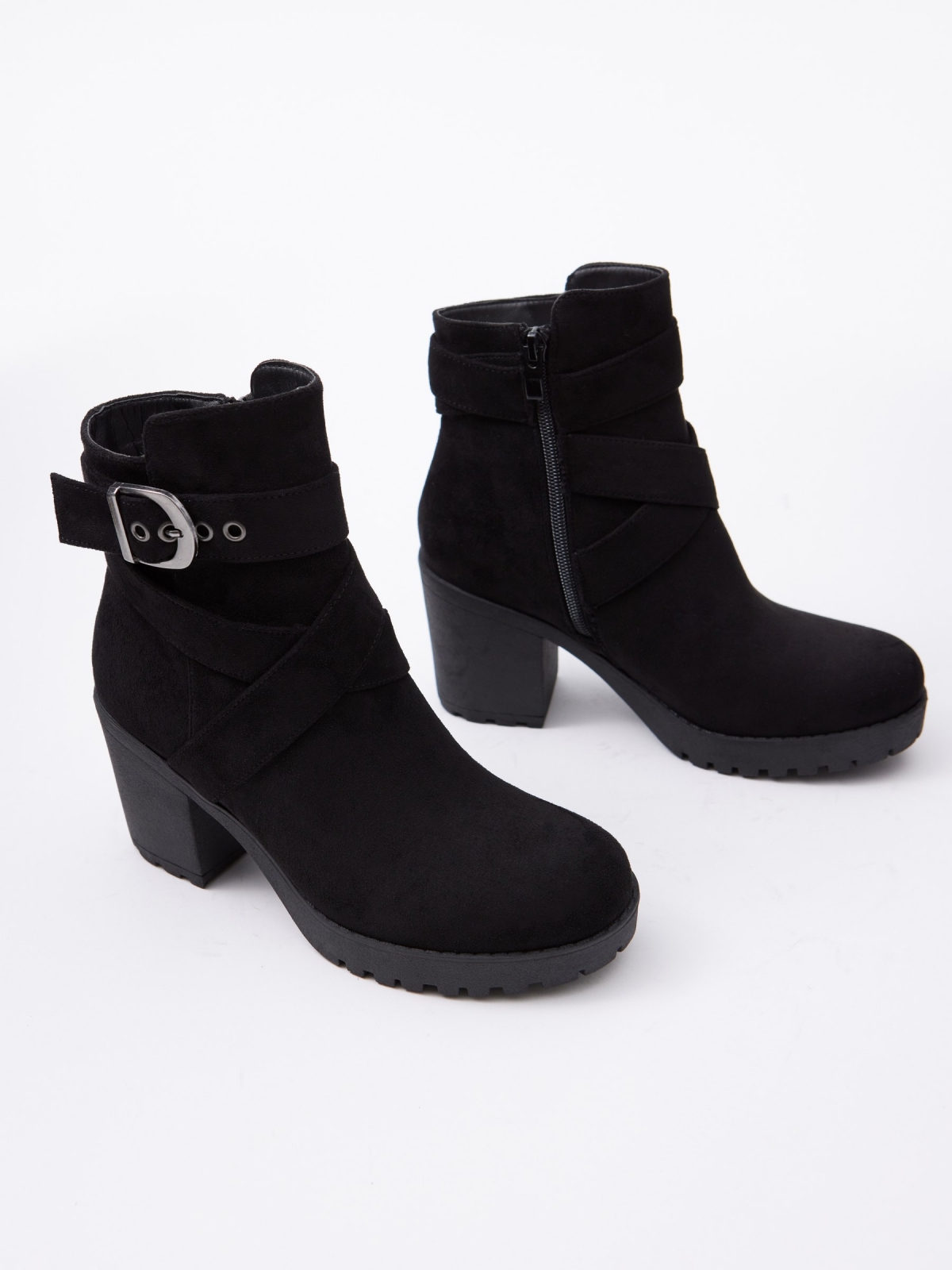 Black ankle boot with crossed straps and buckle black zenithal view