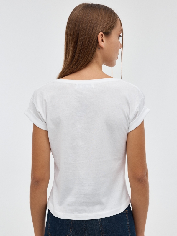 Camiseta blanca con estampado blanco vista media trasera