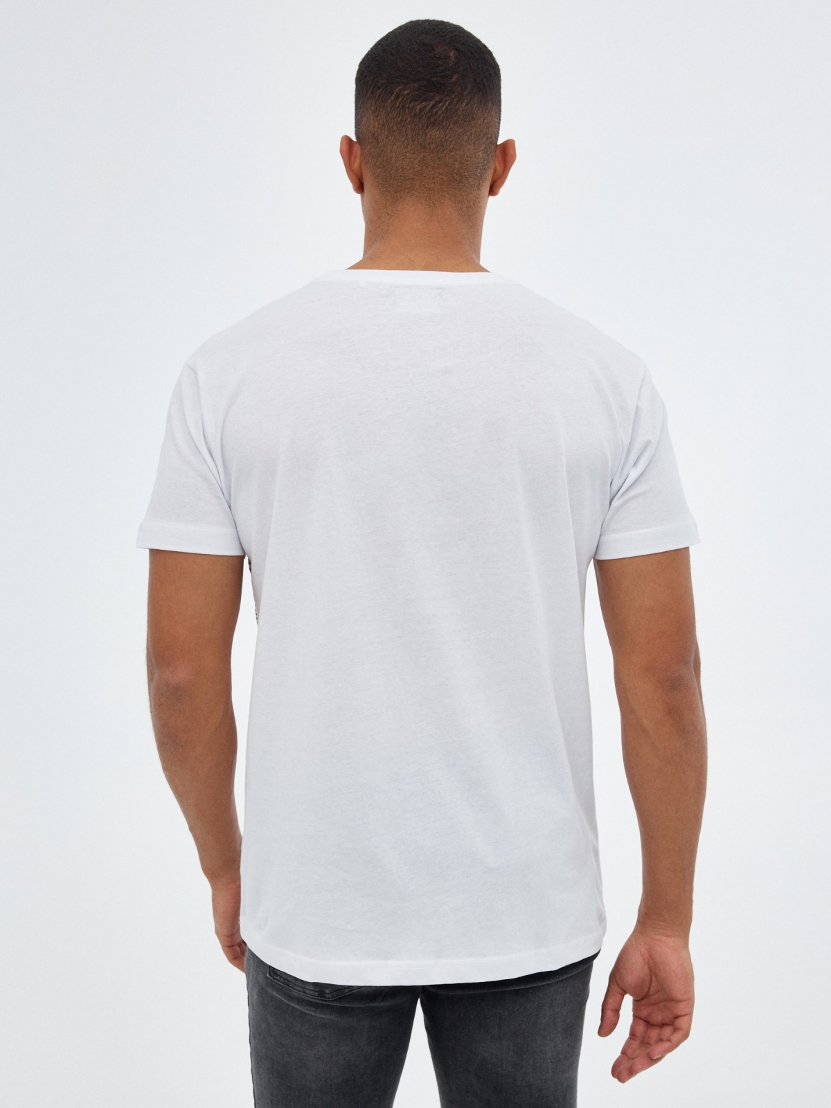 T-shirt branca do crânio branco vista meia traseira