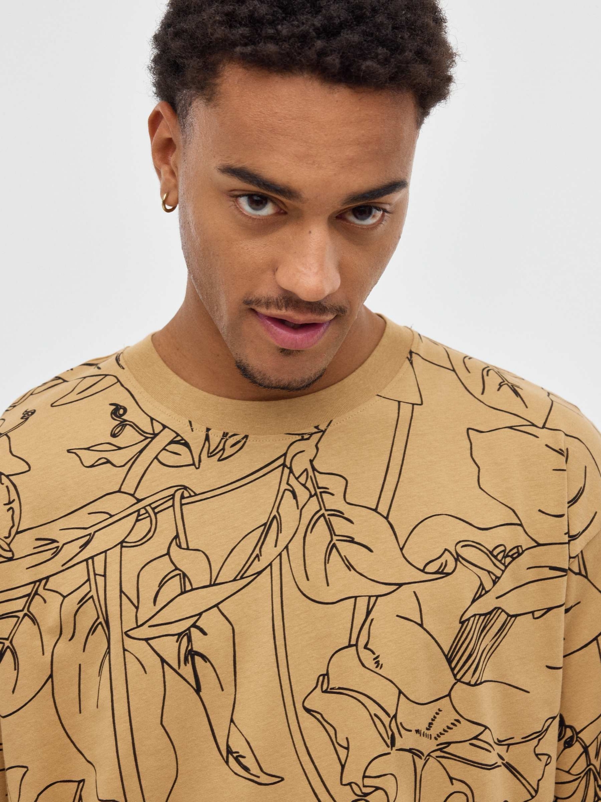 Camiseta estampado tropical marrón tierra vista detalle
