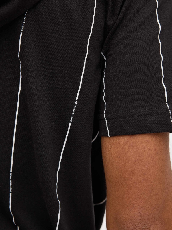 T-shirt com capuz às riscas preto vista detalhe