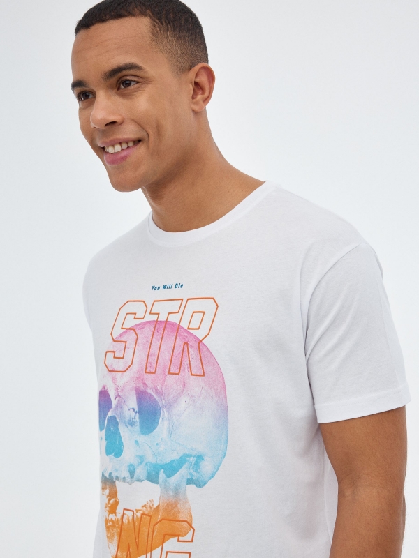 T-shirt multicolor do crânio branco vista detalhe
