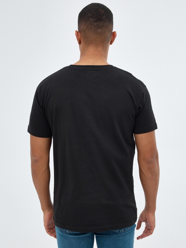 Camiseta metaverso negro vista media trasera
