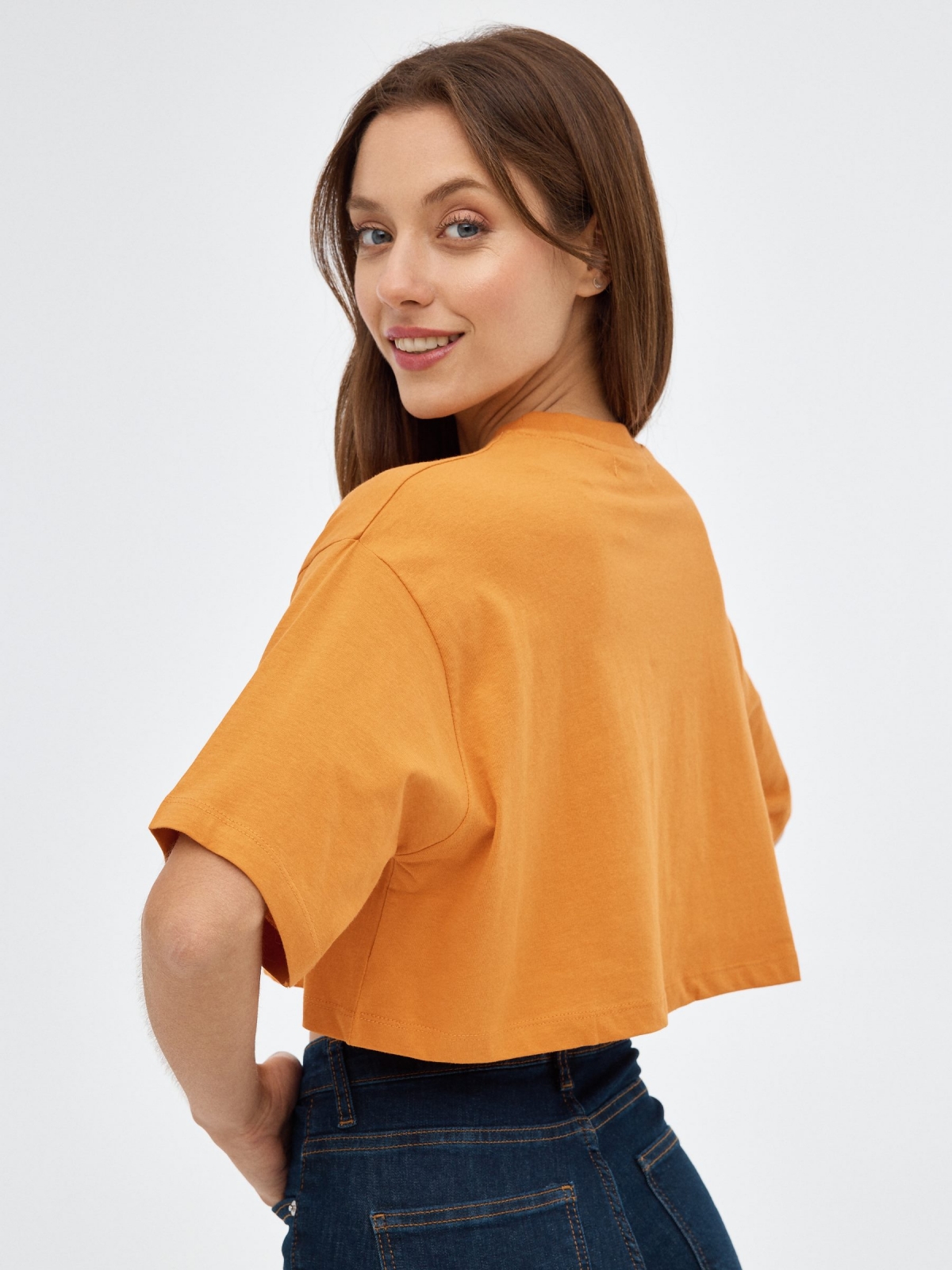 Camiseta crop gratitude naranja caldera vista media trasera