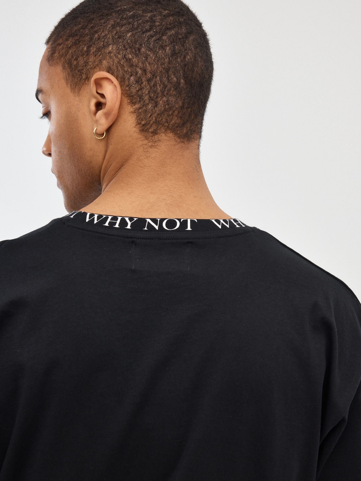 Camiseta Why Not negro vista detalle