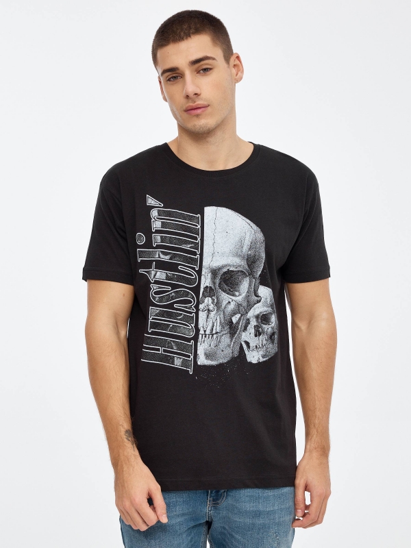 T-shirt com crânio impresso preto vista meia frontal