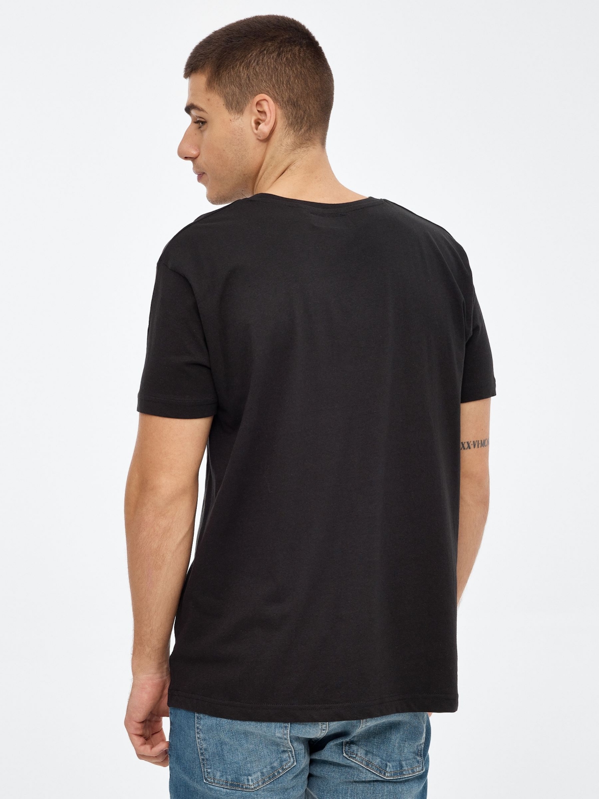 T-shirt com crânio impresso preto vista meia traseira