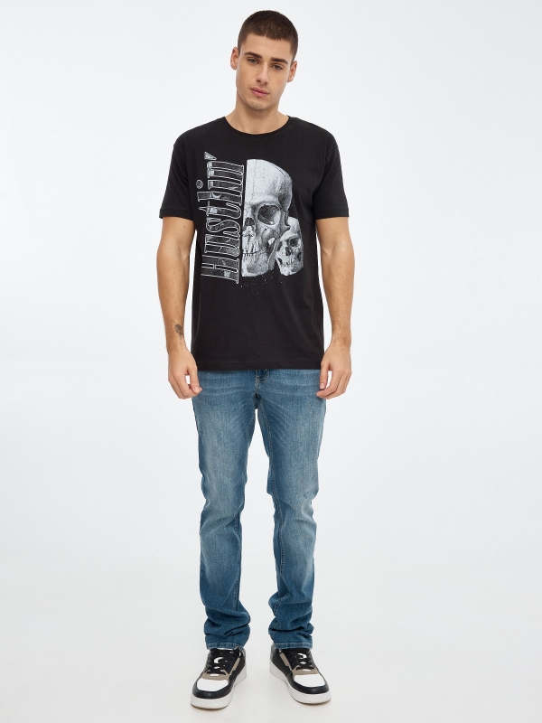 T-shirt com crânio impresso preto vista geral frontal