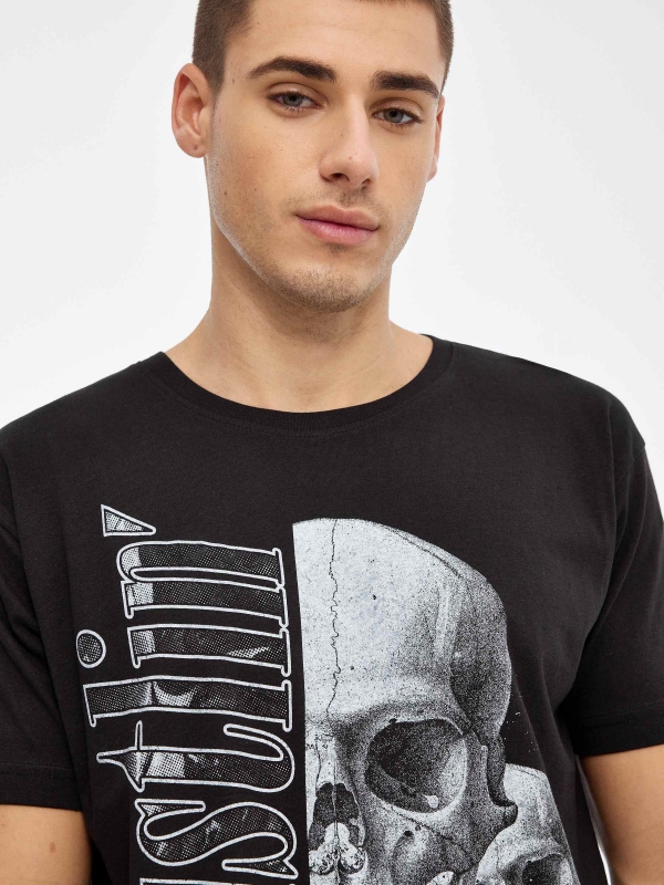 T-shirt com crânio impresso preto vista detalhe