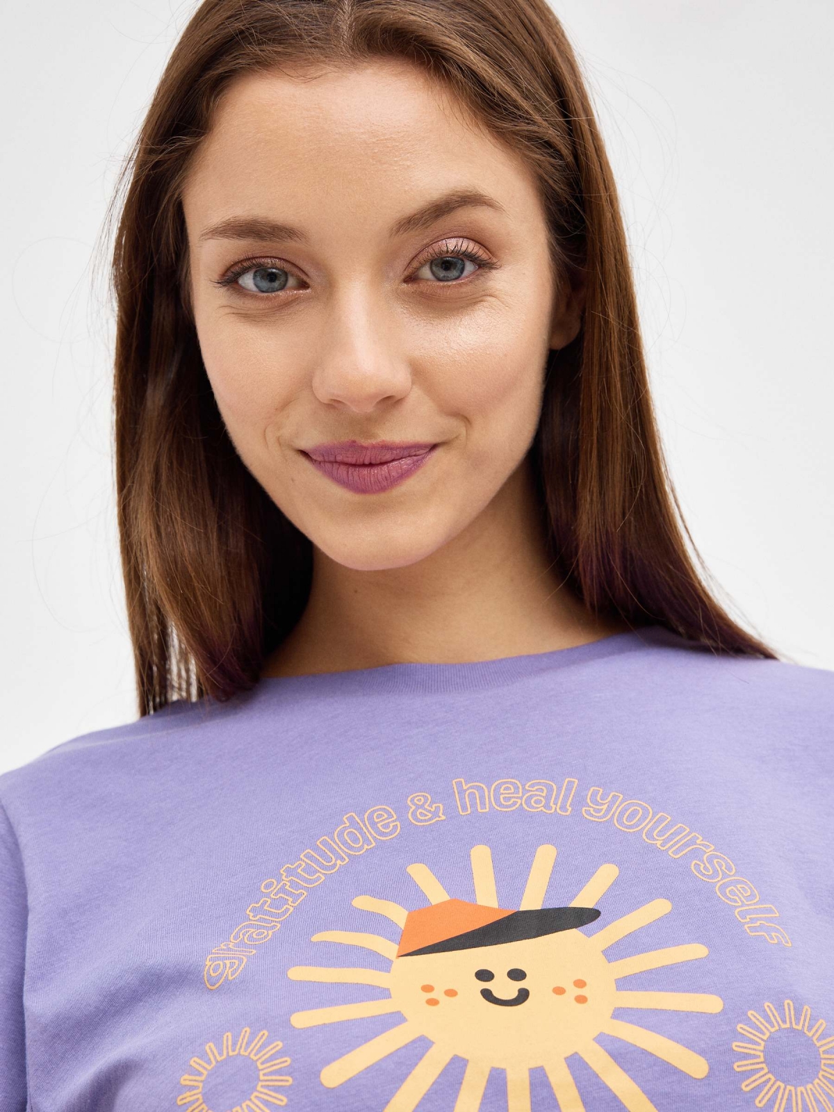 Camiseta crop morada lila vista detalle