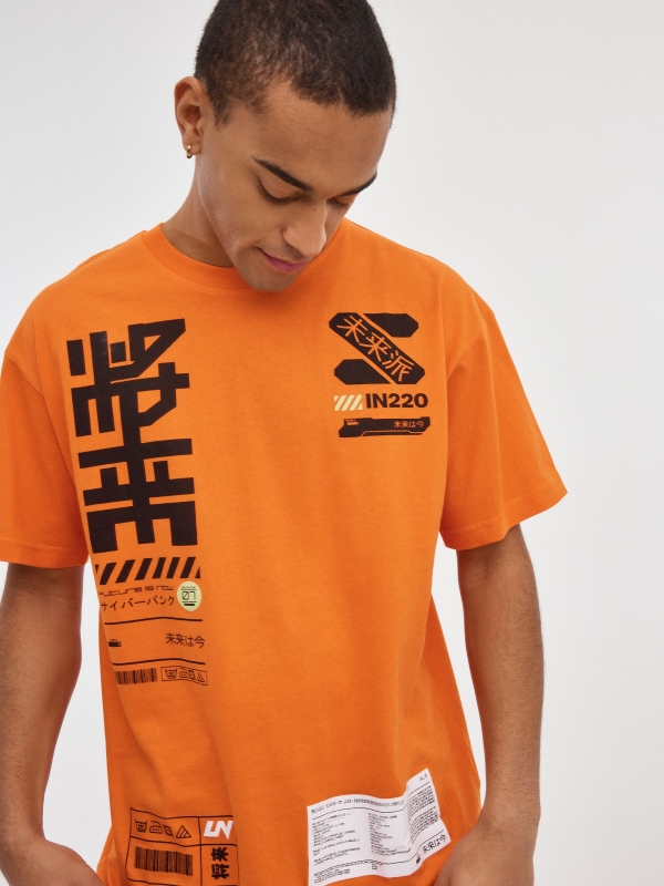 T-shirt impressão japonesa cor-de-laranja laranja primeiro plano