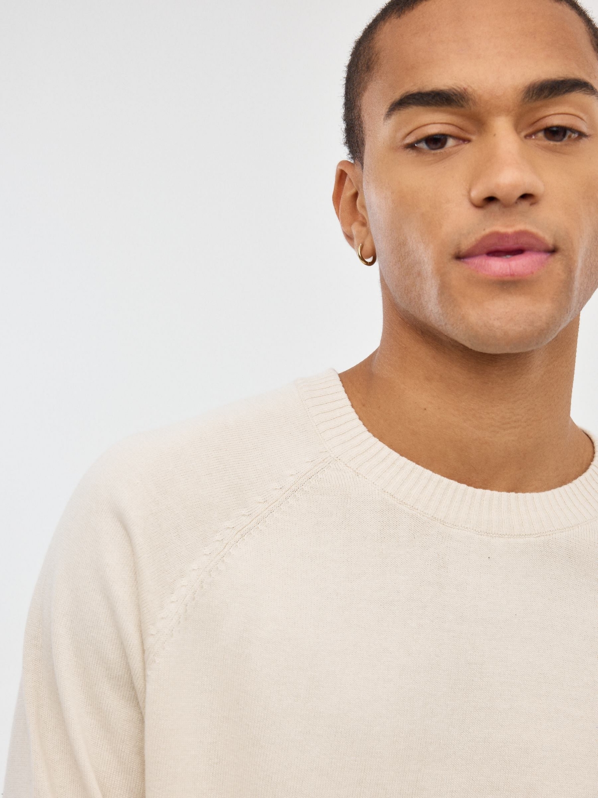 Basic Round Pullover off white detail view