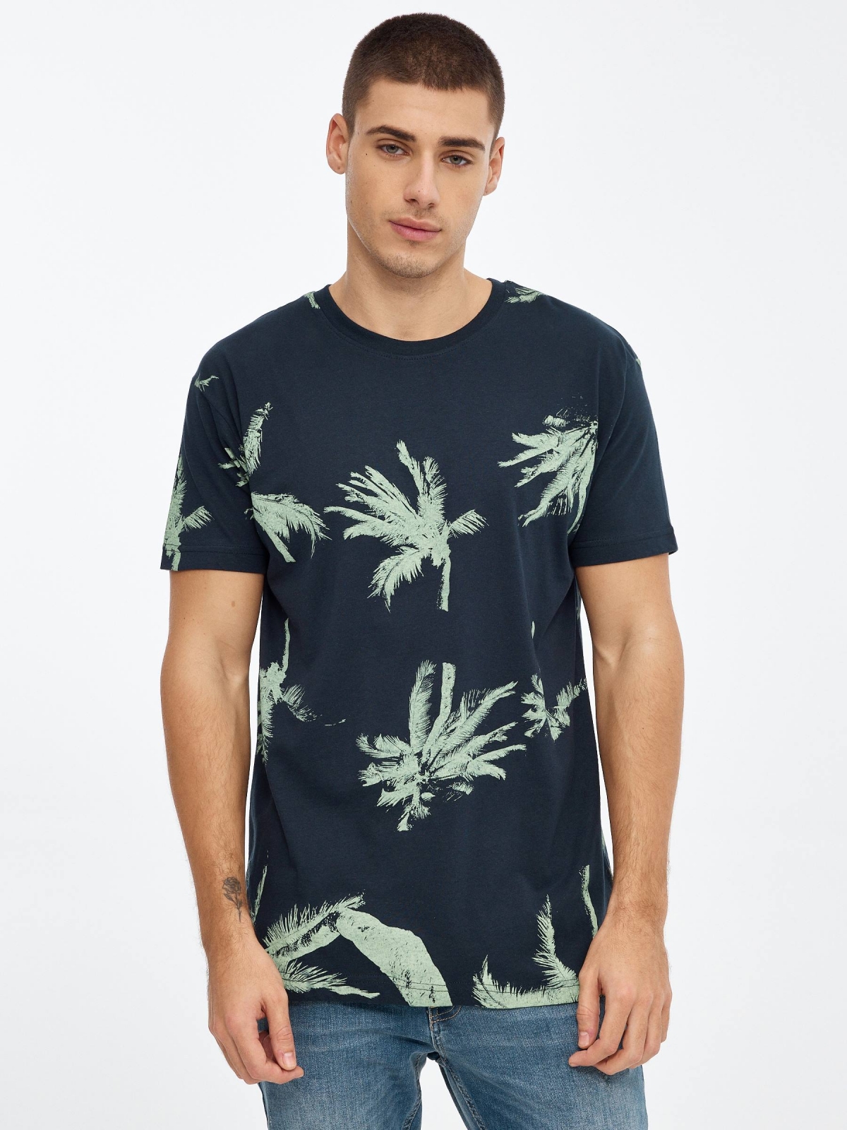 Camiseta estampado palmeras azul marino vista media frontal
