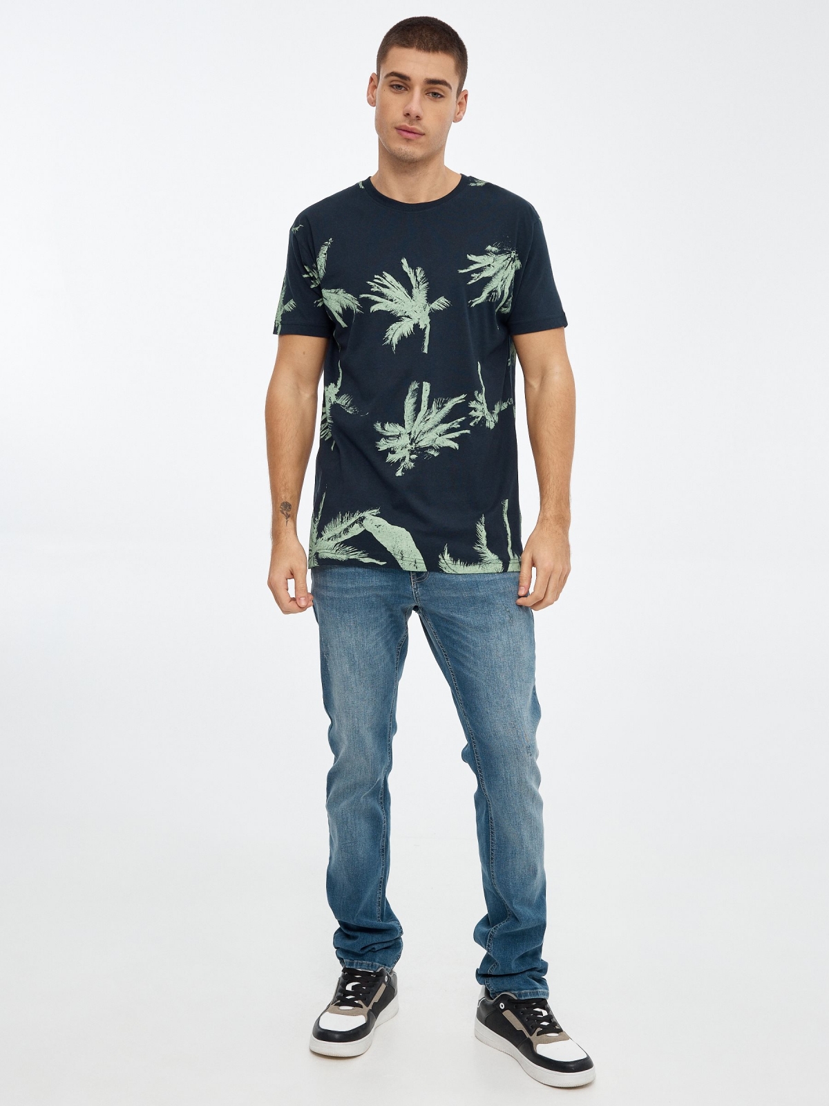 T-shirt com estampa de palmeira azul marinho vista geral frontal