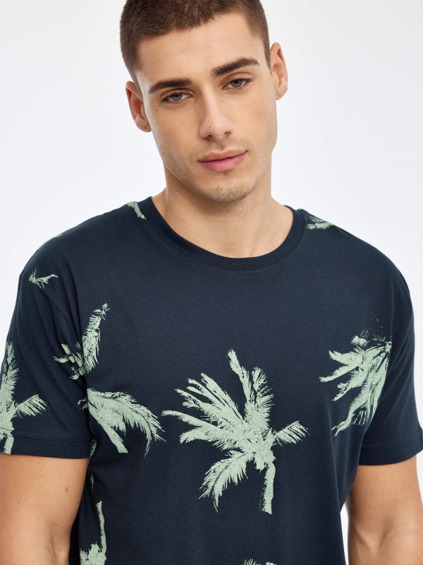 T-shirt com estampa de palmeira azul marinho vista detalhe