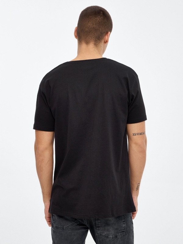 T-shirt com crânio impresso preto vista meia traseira
