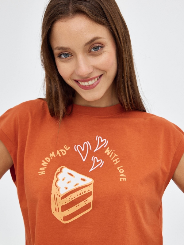 T-shirt gráfica laranja terracota vista detalhe