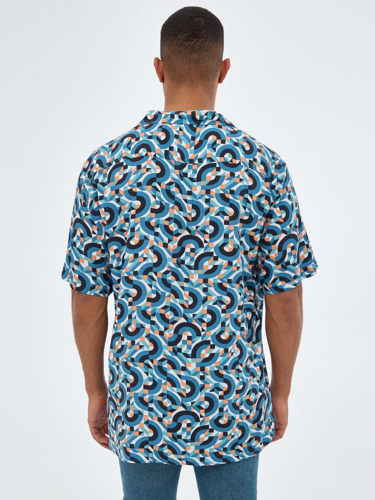 Camisa de impressão geométrica azul vista meia traseira