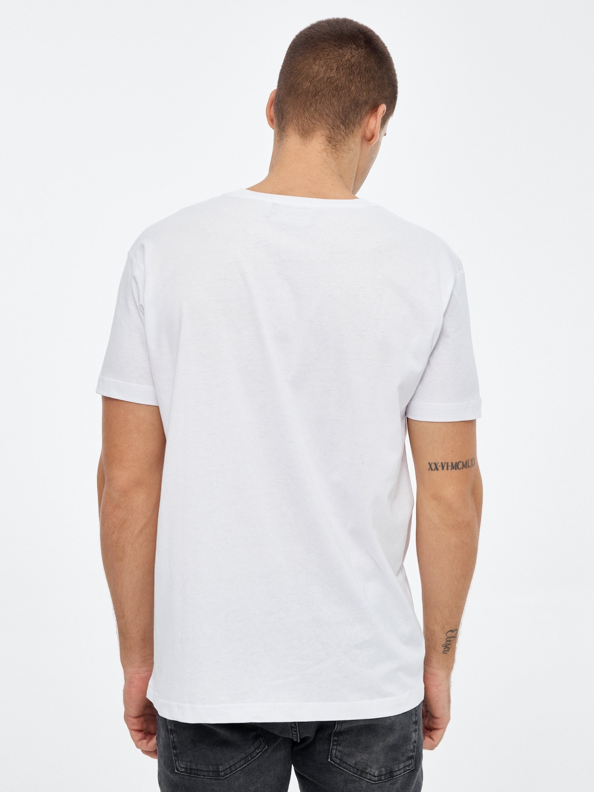T-shirt com crânio impresso branco vista meia traseira